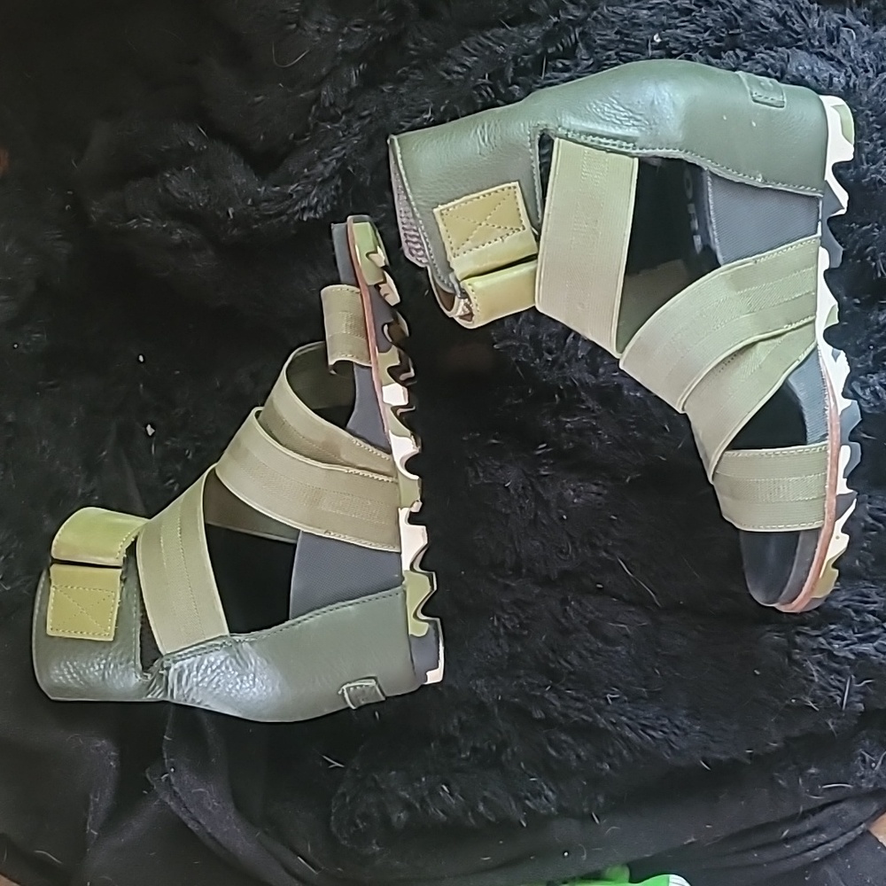 Virtually new: Sorel (sz 7) Joanie II Gladiator wedge